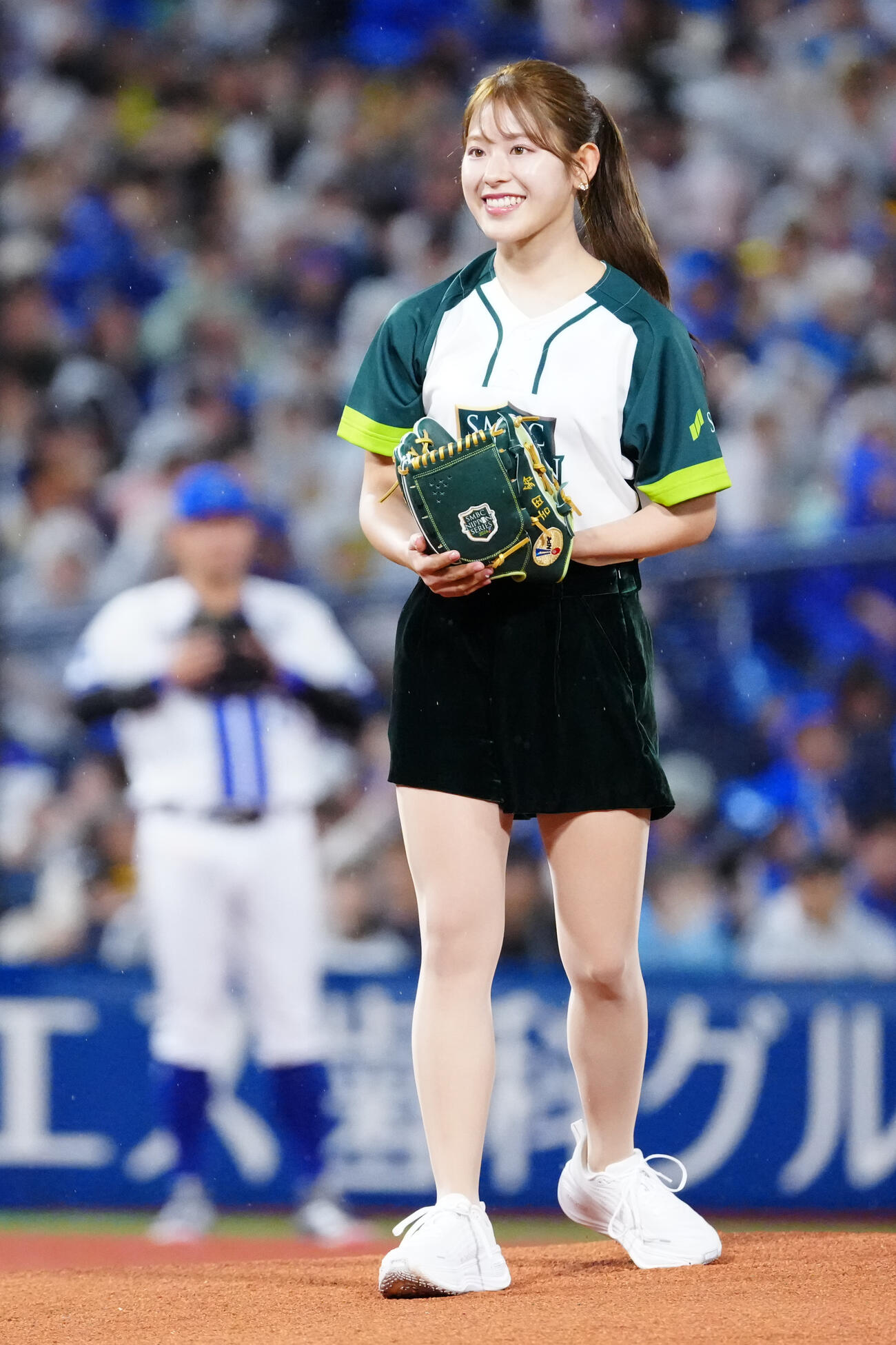 DeNA対ソフトバンク　試合前、始球式を行った女子ゴルフの吉田鈴（撮影・江口和貴）