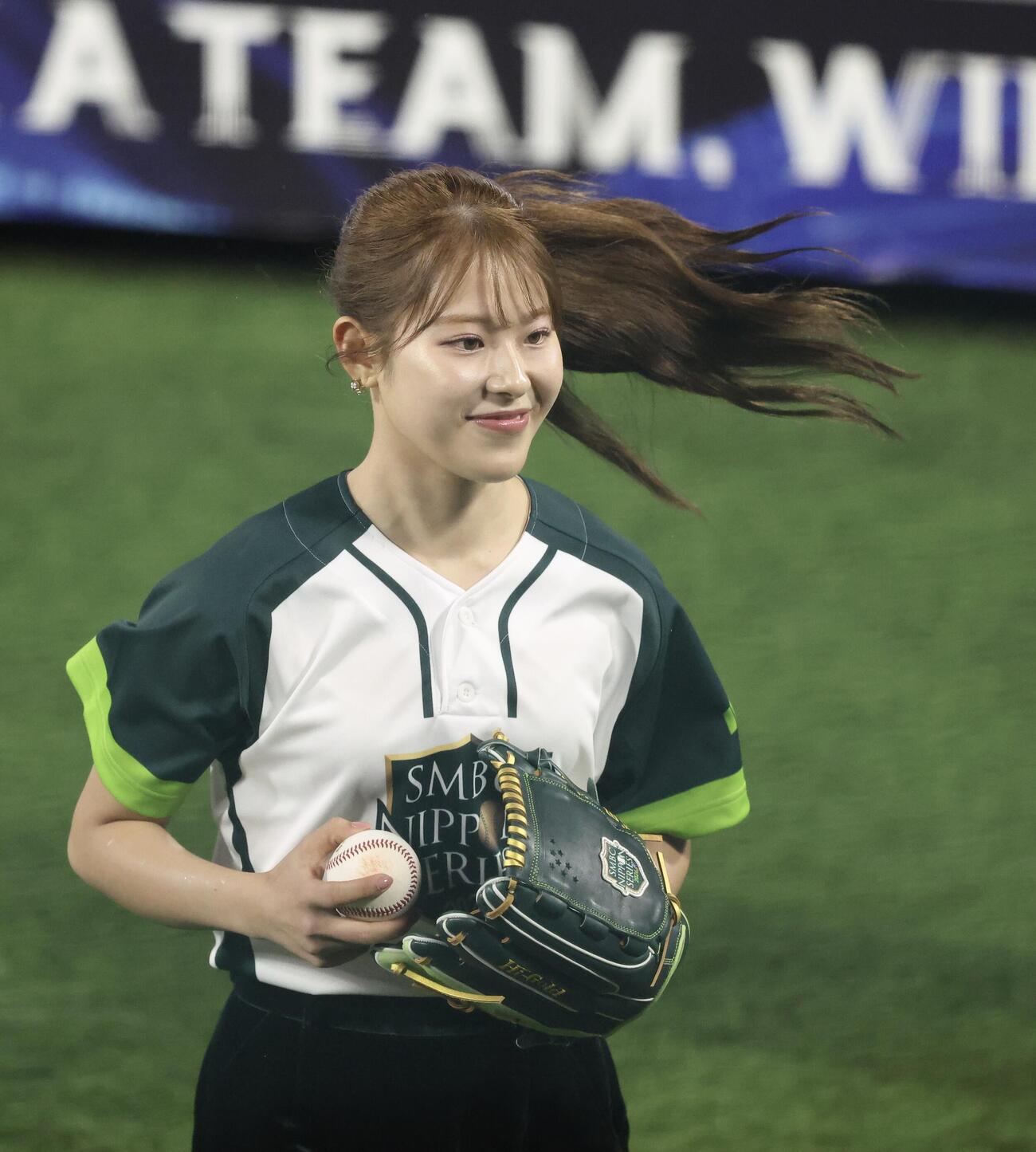 DeNA対ソフトバンク　開始前、始球式を務めた吉田鈴（撮影・河田真司）