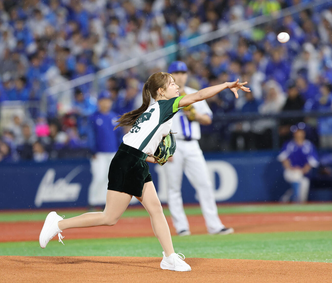 DeNA対ソフトバンク　始球式で見事な投球を見せた吉田鈴（撮影・梅根麻紀）