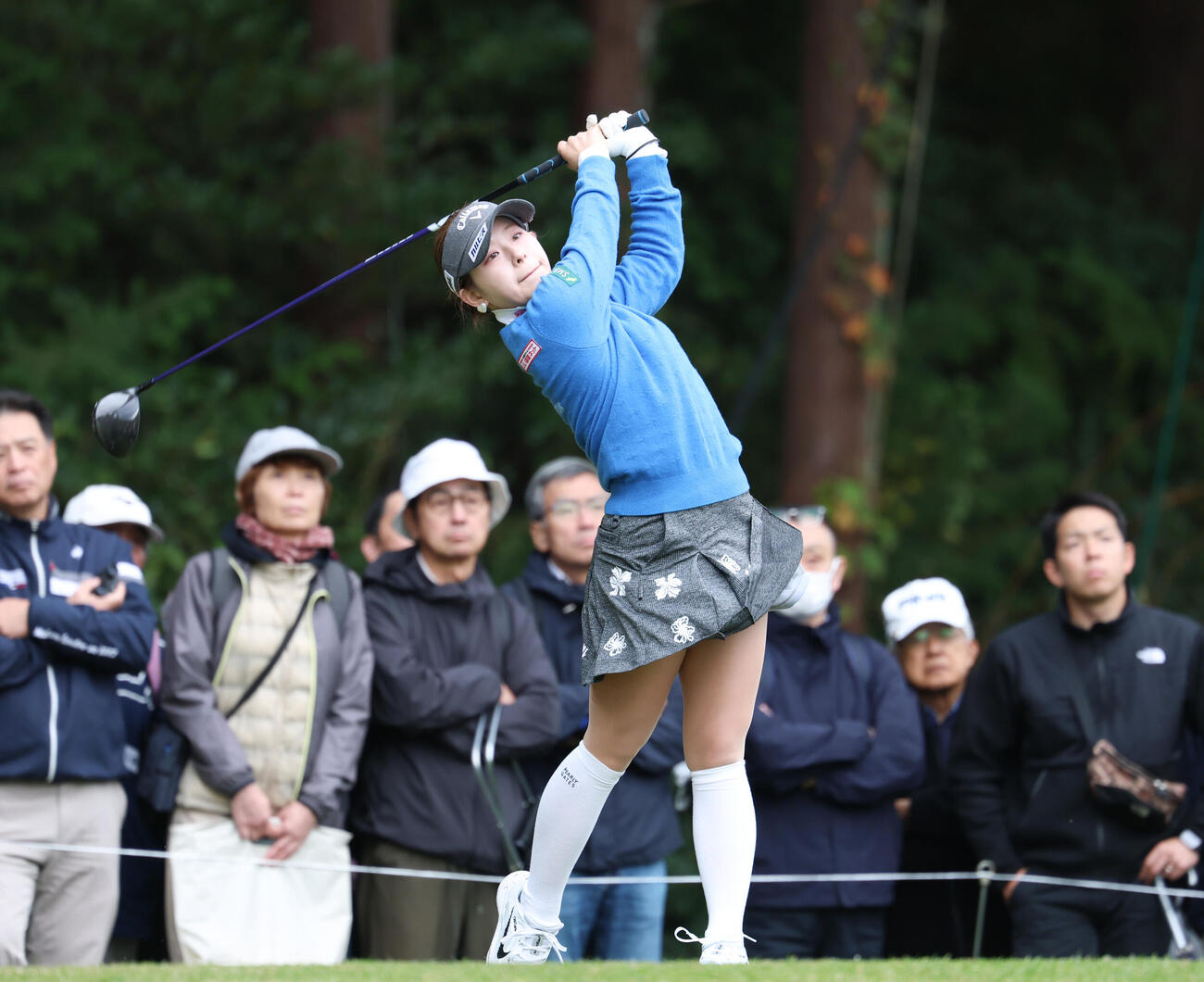 2番、ティーショットを放つ吉田鈴（撮影・増田悦実）