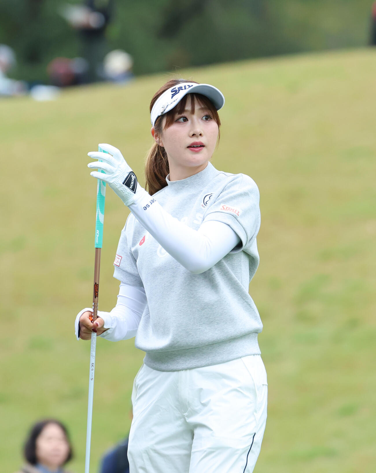 15番、ティーショットを放ち打球を見つめる都玲華（撮影・増田悦実）
