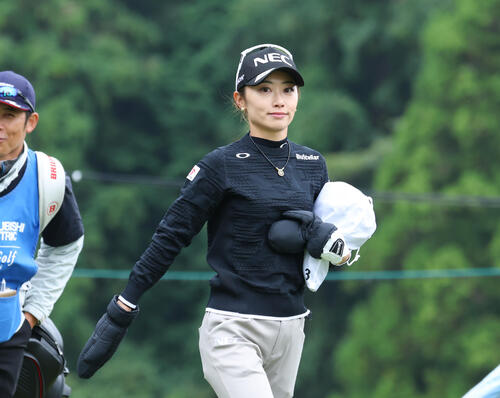 2番、笑顔を見せる安田祐香（撮影・増田悦実）