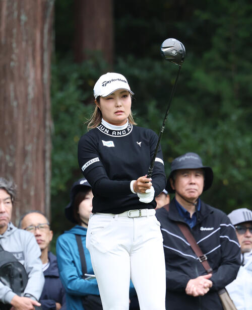 2番、グリーンを見つめる高橋彩華（撮影・増田悦実）