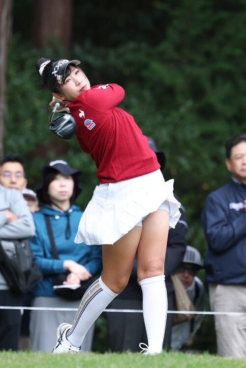 2番、ティーショットを放つ菅沼菜々（撮影・増田悦実）
