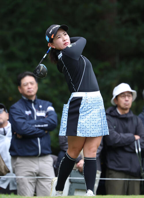 2番、ティーショットを放つ永井花奈（撮影・増田悦実）