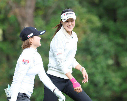 9番、奥山純菜（左）と笑顔で話すエイミー・コガ（撮影・増田悦実）
