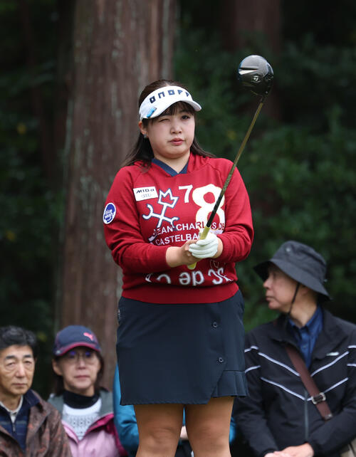 2番、グリーンを見つめる小林光希（撮影・増田悦実）