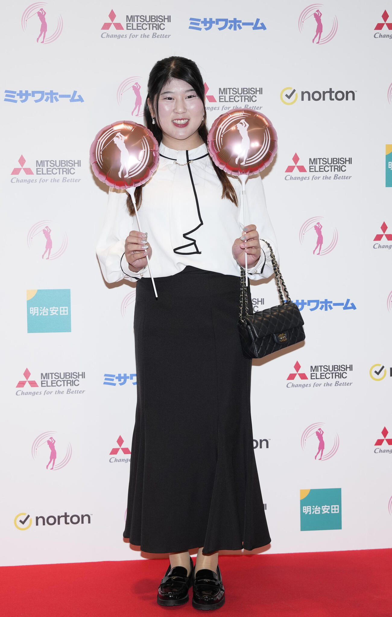 三菱電機レディスの前夜祭でドレスアップした姿を披露する藤本愛菜（撮影・小島史椰）