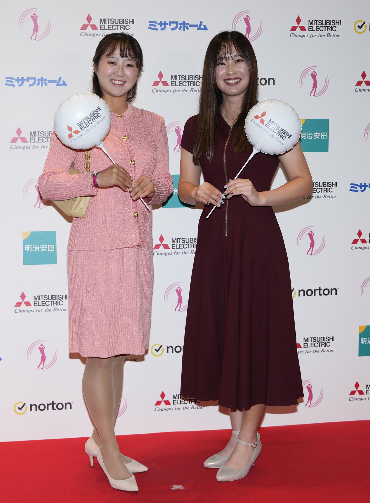 三菱電機レディスの前夜祭でドレスアップした姿を披露する稲垣那奈子（左）と吉沢柚月（撮影・小島史椰）