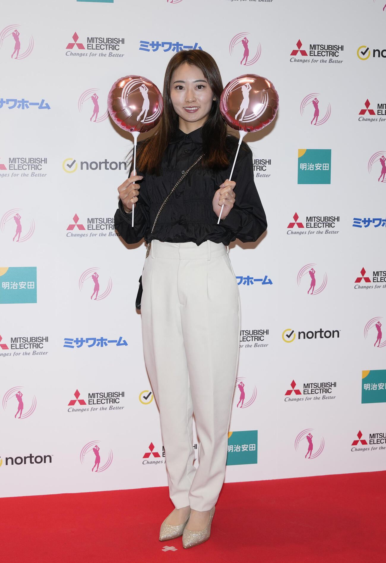 三菱電機レディスの前夜祭でドレスアップした姿を披露する安田祐香（撮影・小島史椰）