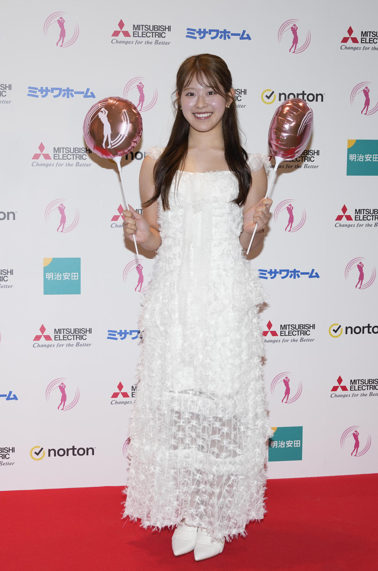 三菱電機レディスの前夜祭でドレスアップした姿を披露する吉田鈴（撮影・小島史椰）