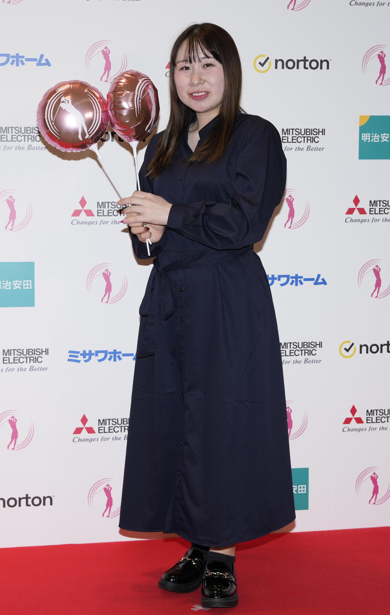 三菱電機レディスの前夜祭でドレスアップした姿を披露する荒木優奈（撮影・小島史椰）