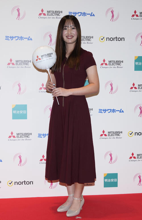 三菱電機レディスの前夜祭でドレスアップした姿を披露する吉沢柚月（撮影・小島史椰）