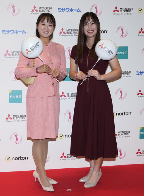 三菱電機レディスの前夜祭でドレスアップした姿を披露する稲垣那奈子（左）と吉沢柚月（撮影・小島史椰）