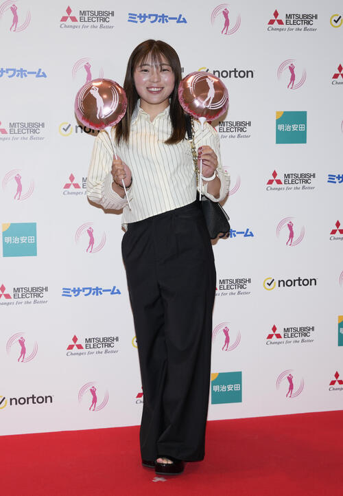 三菱電機レディスの前夜祭でドレスアップした姿を披露する佐久間朱莉（撮影・小島史椰）