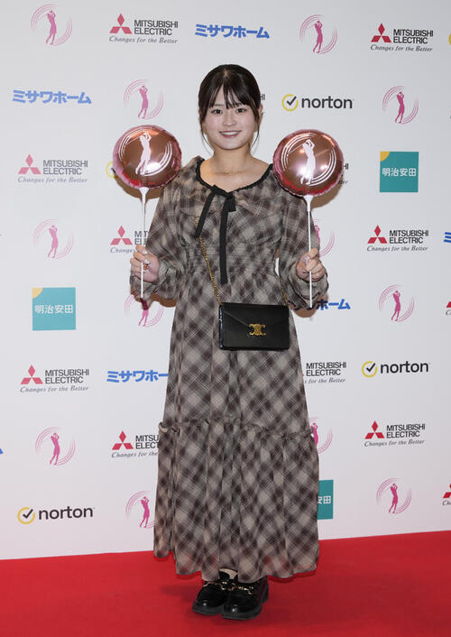 三菱電機レディスの前夜祭でドレスアップした姿を披露する政田夢乃（撮影・小島史椰）
