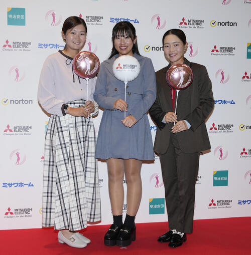 三菱電機レディスの前夜祭でドレスアップした姿を披露する、左から神谷そら、菅沼菜々、佐藤心結（撮影・小島史椰）