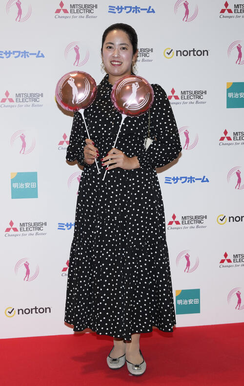 三菱電機レディスの前夜祭でドレスアップした姿を披露する天本ハルカ（撮影・小島史椰）