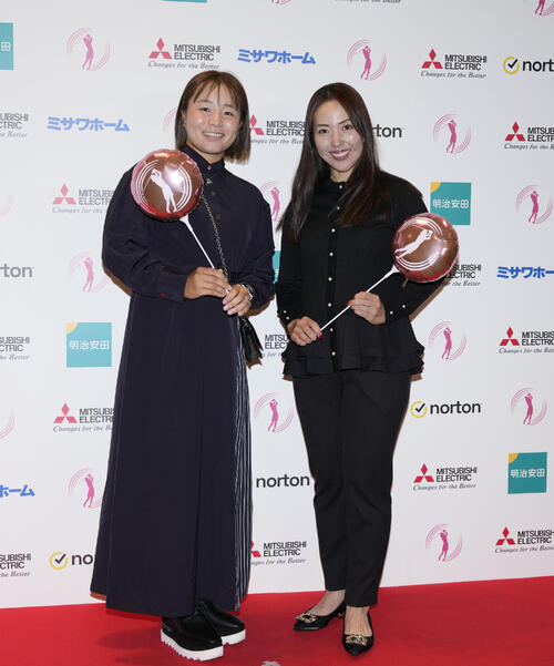 三菱電機レディスの前夜祭でドレスアップした姿を披露する永峰咲希（左）と笠りつ子（撮影・小島史椰）