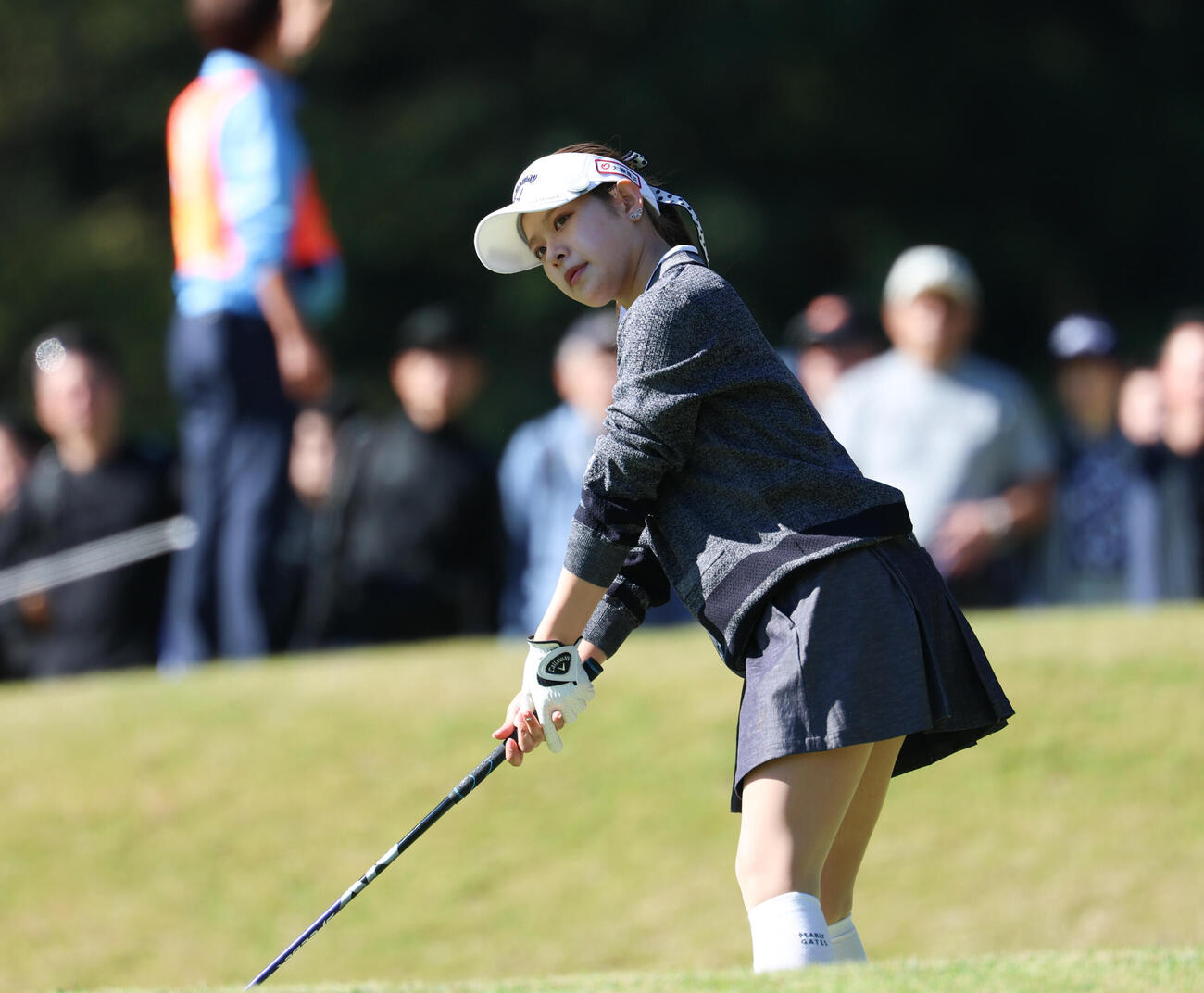 5番、ティーショットを放つ吉田鈴（撮影・増田悦実）