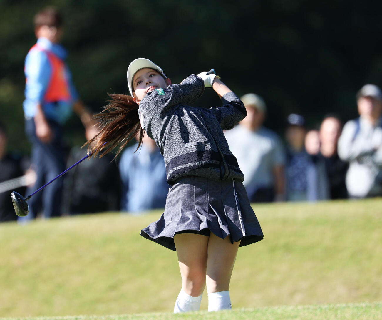 5番、ティーショットを放つ吉田鈴（撮影・増田悦実）