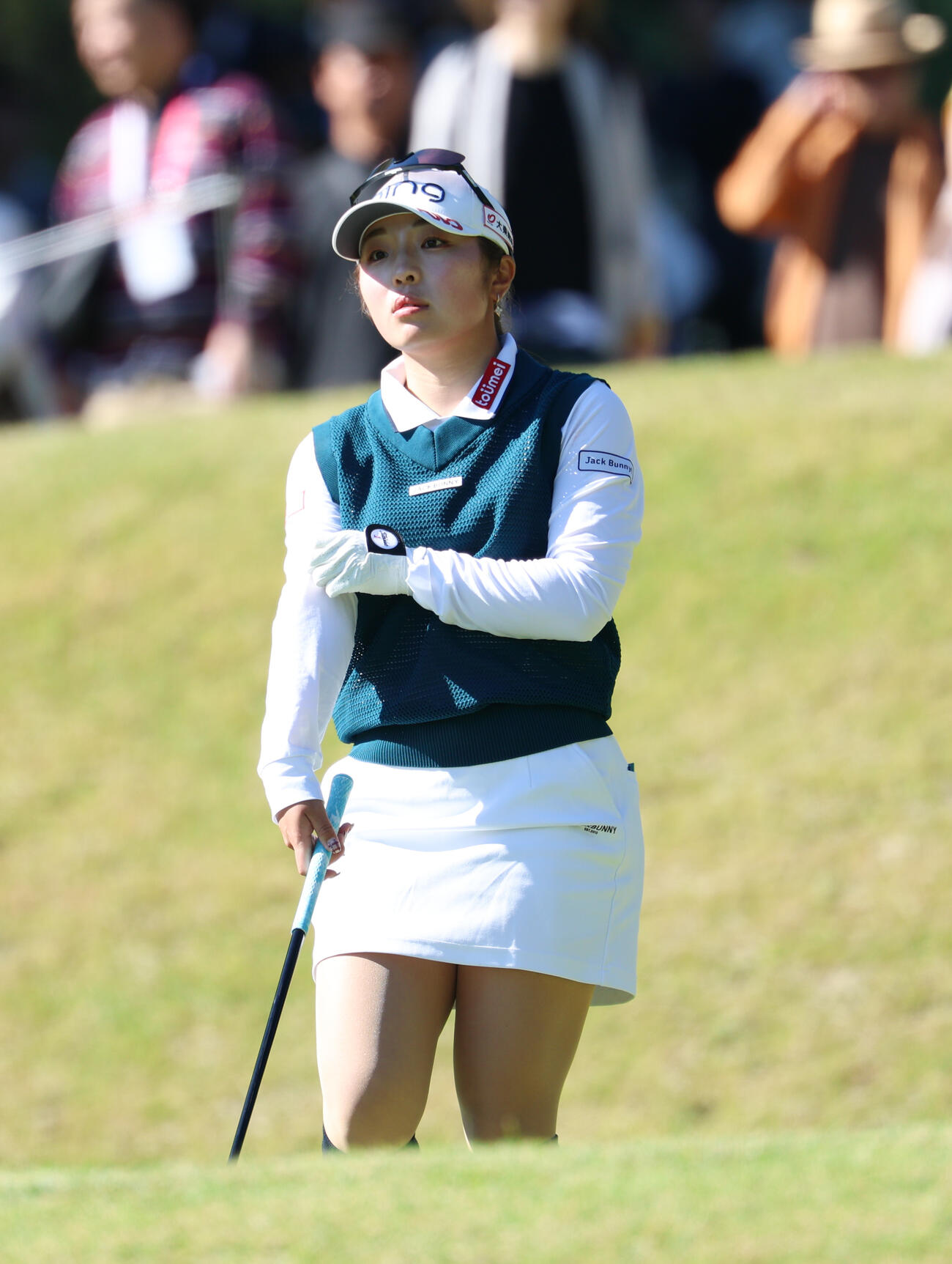 5番、グリーンを見つめる佐久間朱莉（撮影・増田悦実）