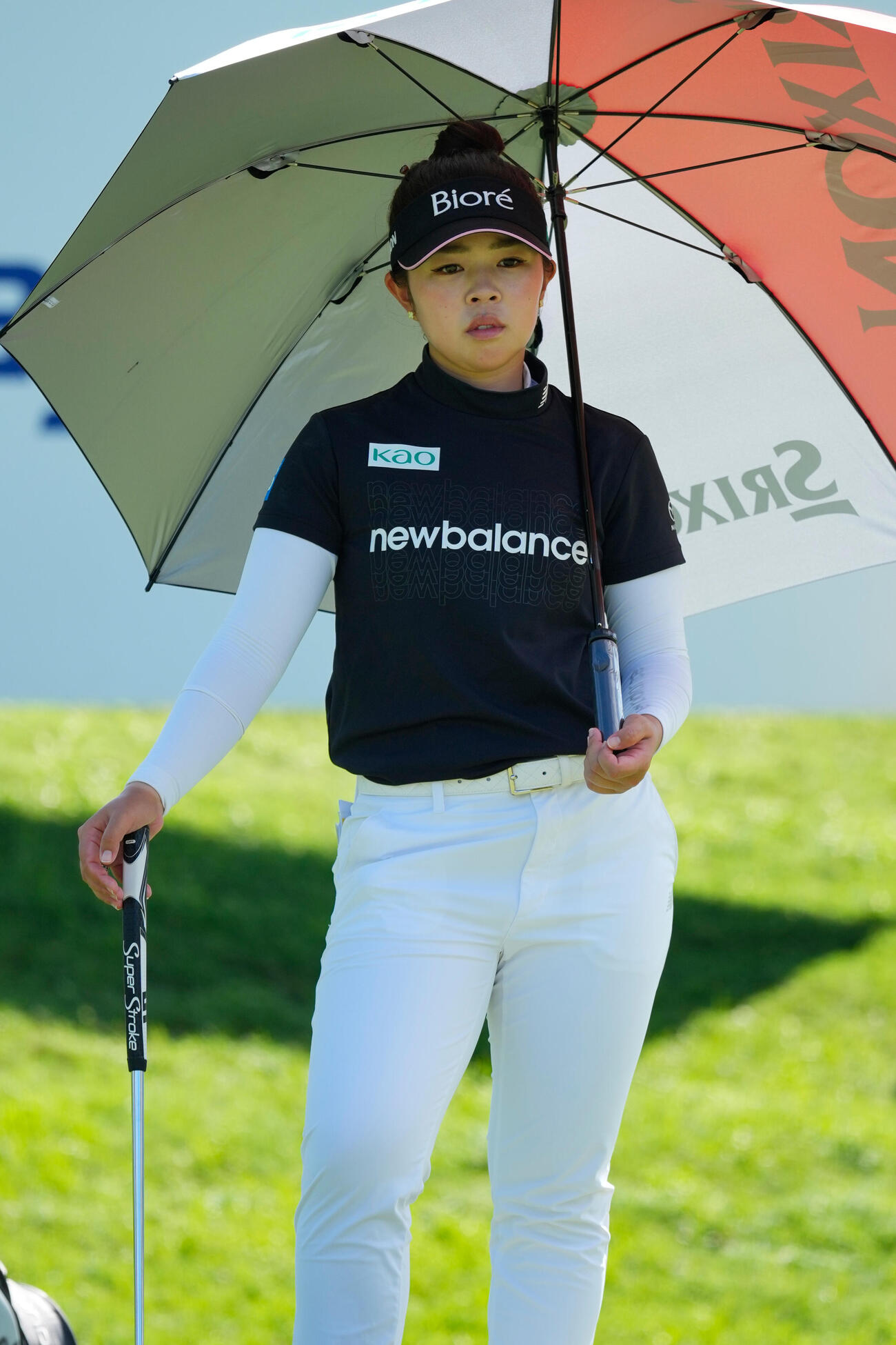LPGAメイバンク選手権の2日目、第8ホールで日傘を差す山下美夢有 （AP）