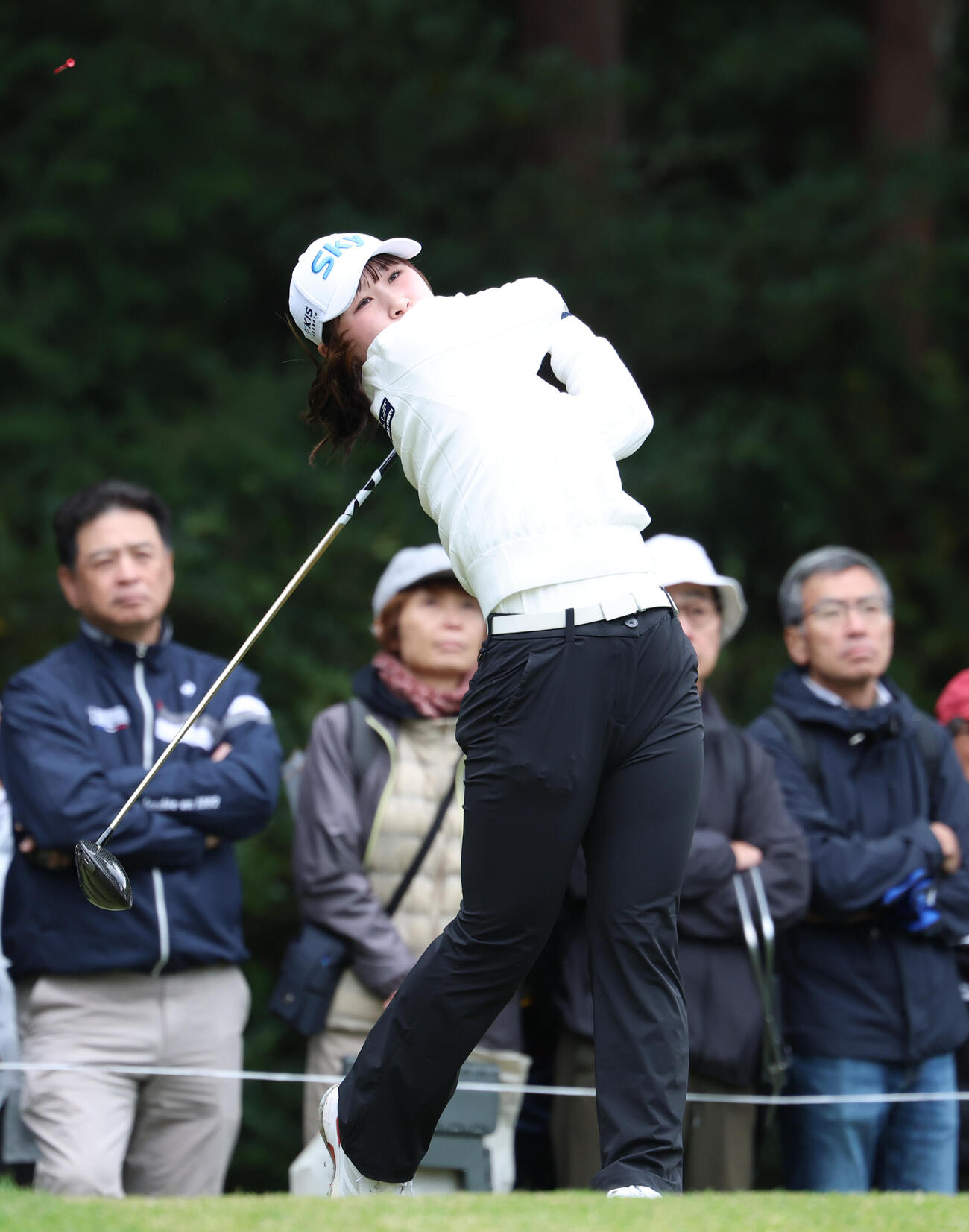 2番、ティーショットを放つ荒木優奈（撮影・増田悦実）