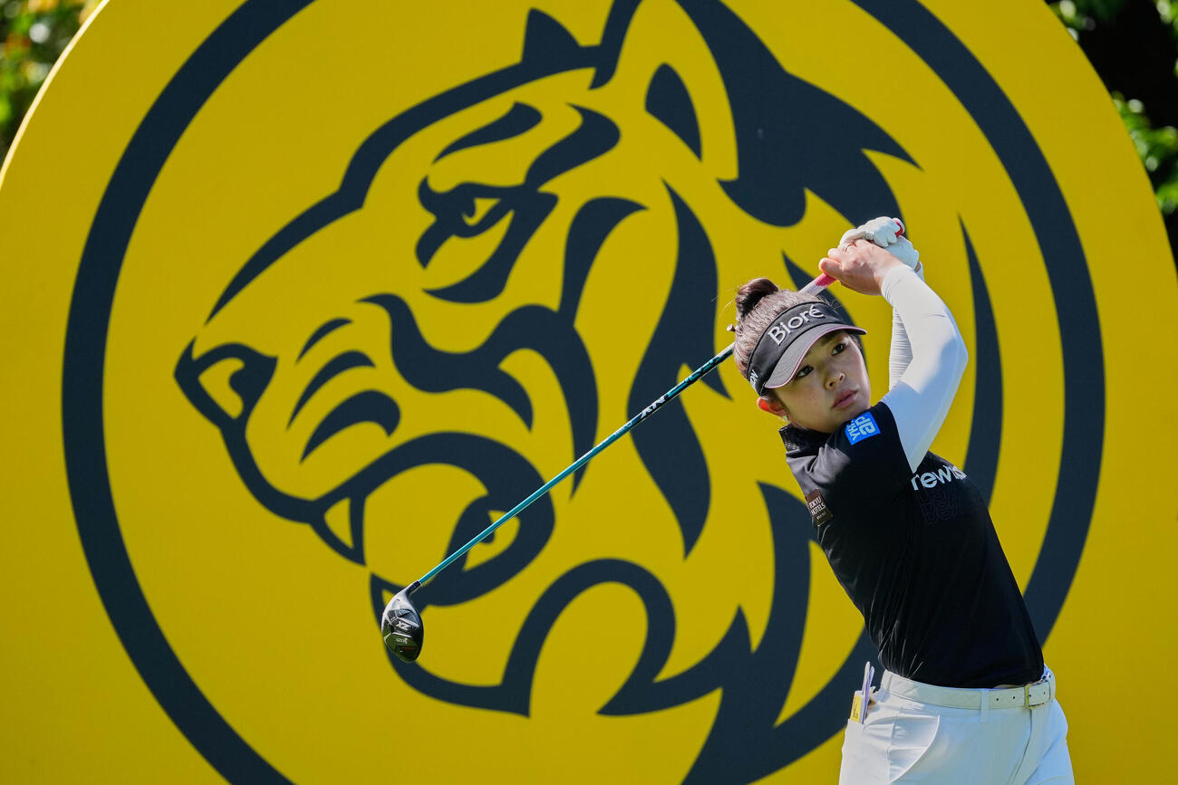 マレーシアのクアラルンプールで開催されたLPGAメイバンク選手権の2日目、3番ホールでボールの行方を見つめる山下美夢有（AP）
