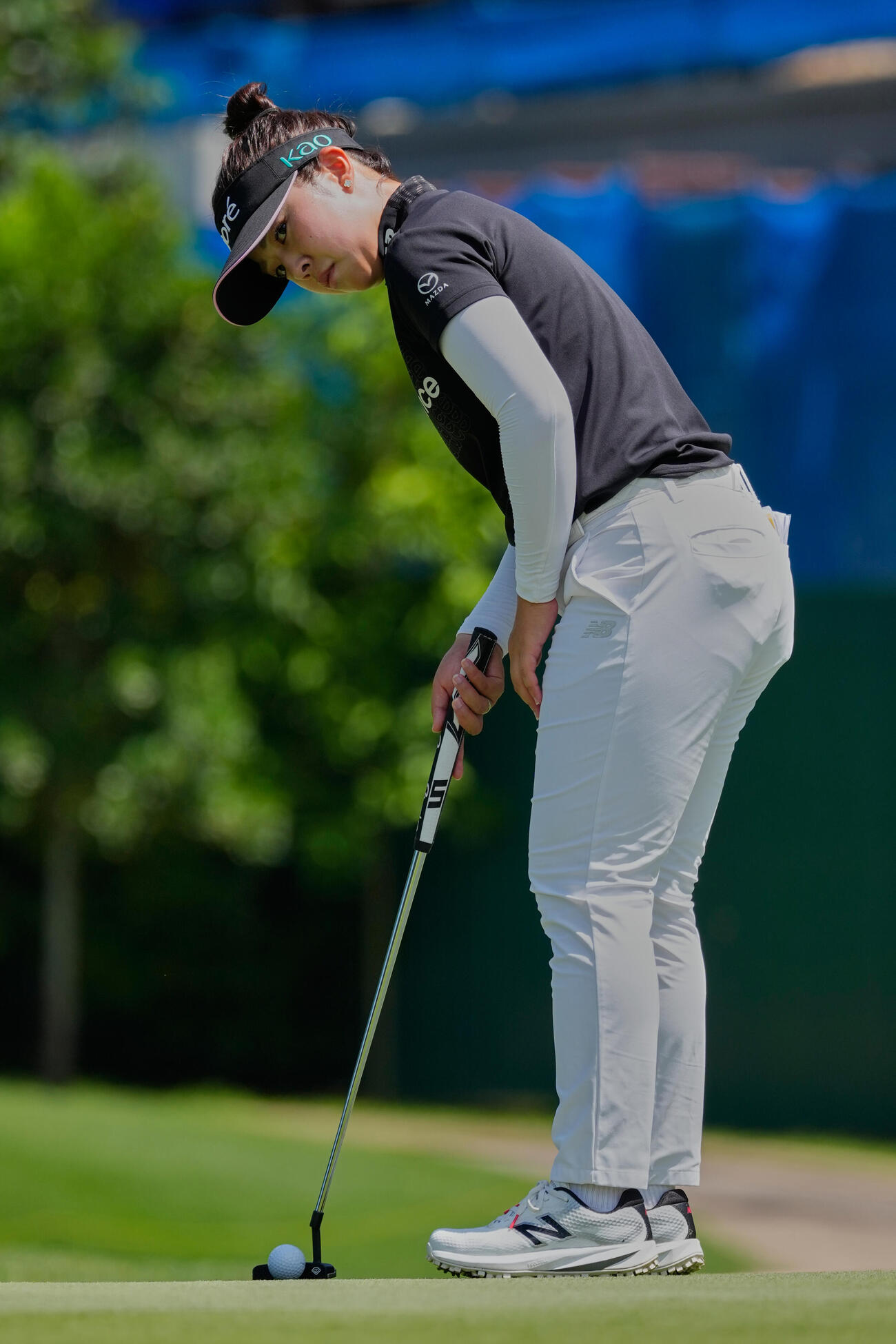 マレーシアのクアラルンプールで開催されたLPGAメイバンク選手権の2日目、8番ホールでボールの行方を見つめる山下美夢有（AP）