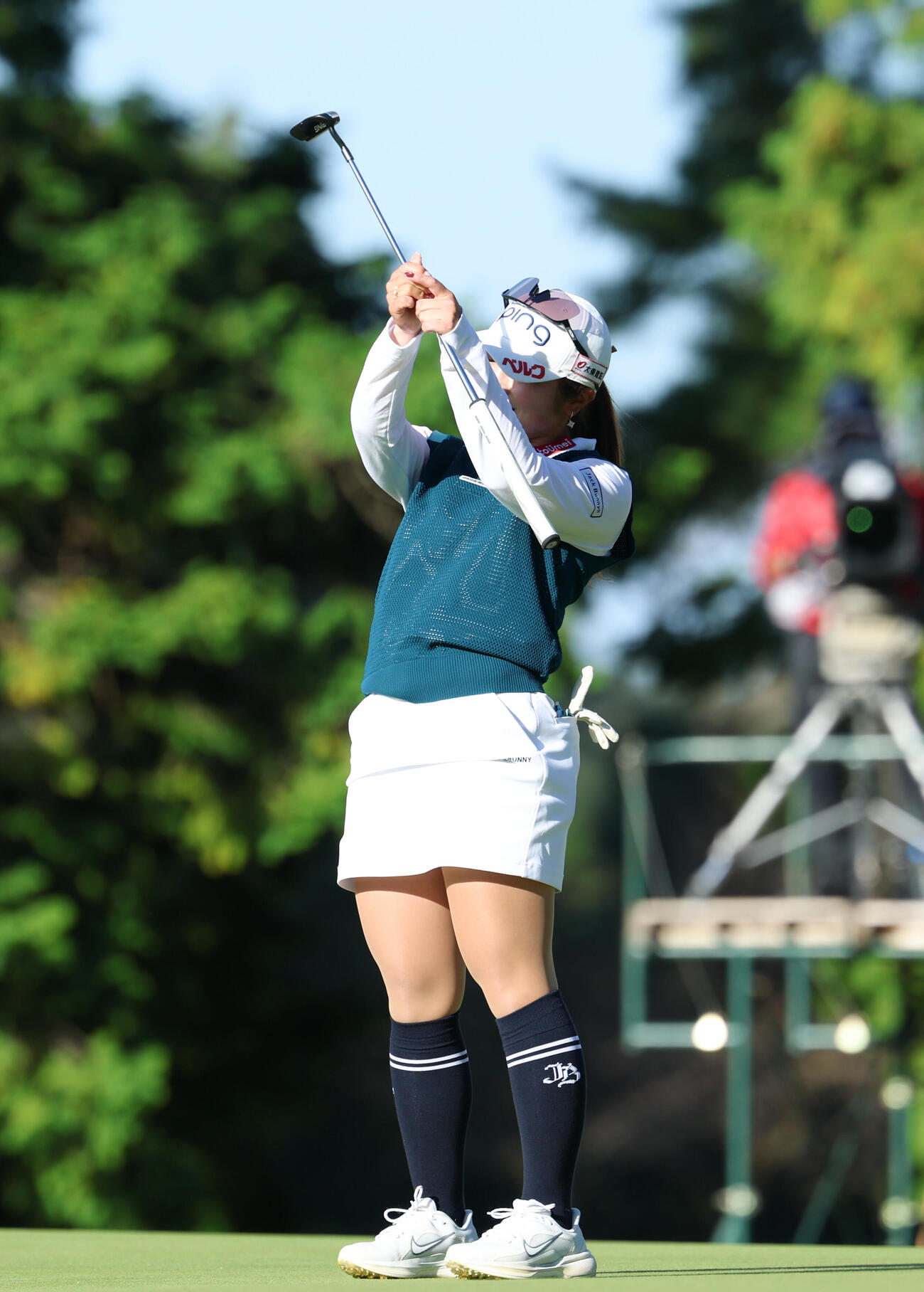 18番、パットを放つも決まらず悔しがる佐久間朱莉（撮影・増田悦実）