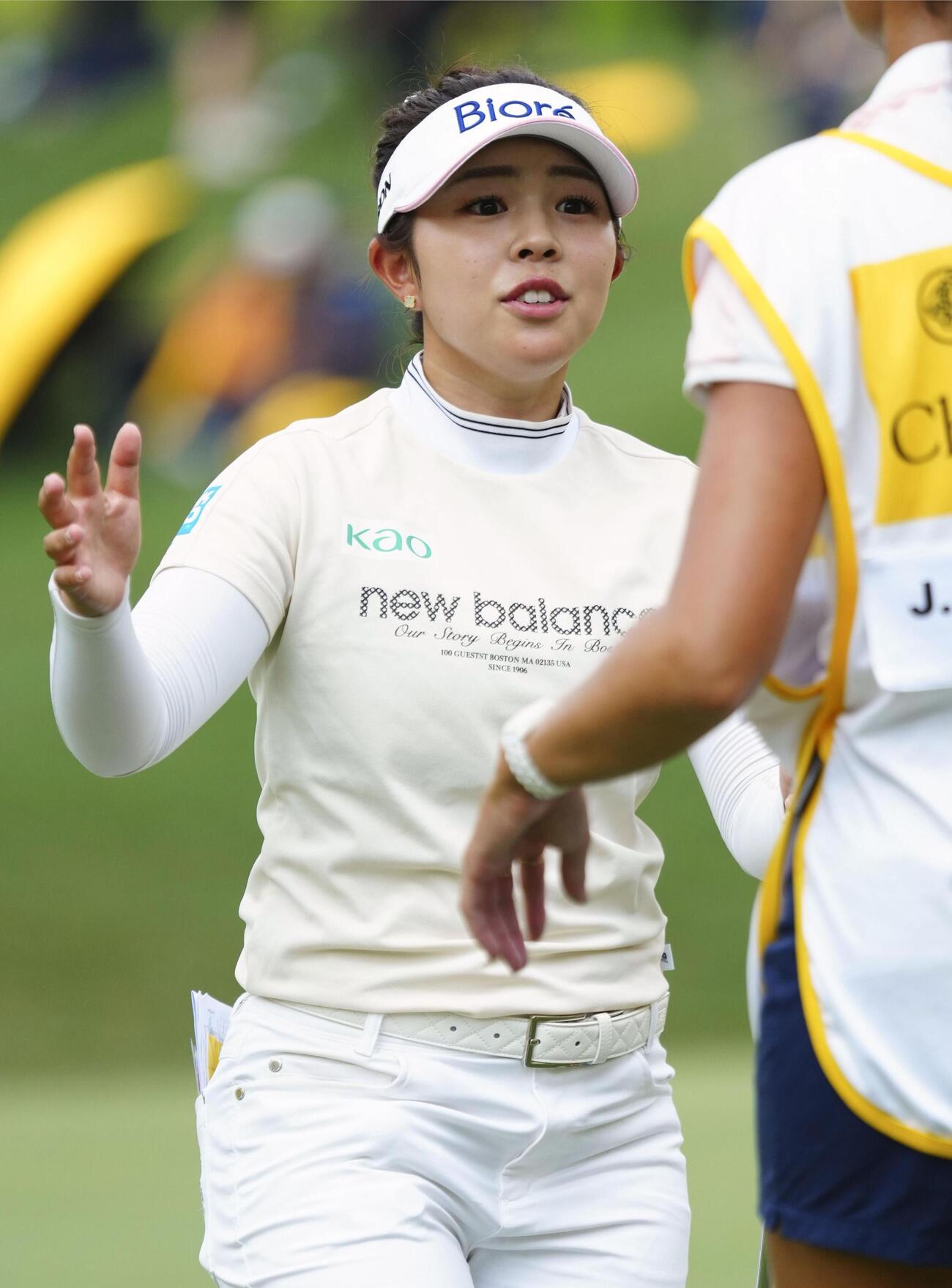 第3ラウンド、ホールアウトする山下美夢有。通算18アンダーで首位（共同）