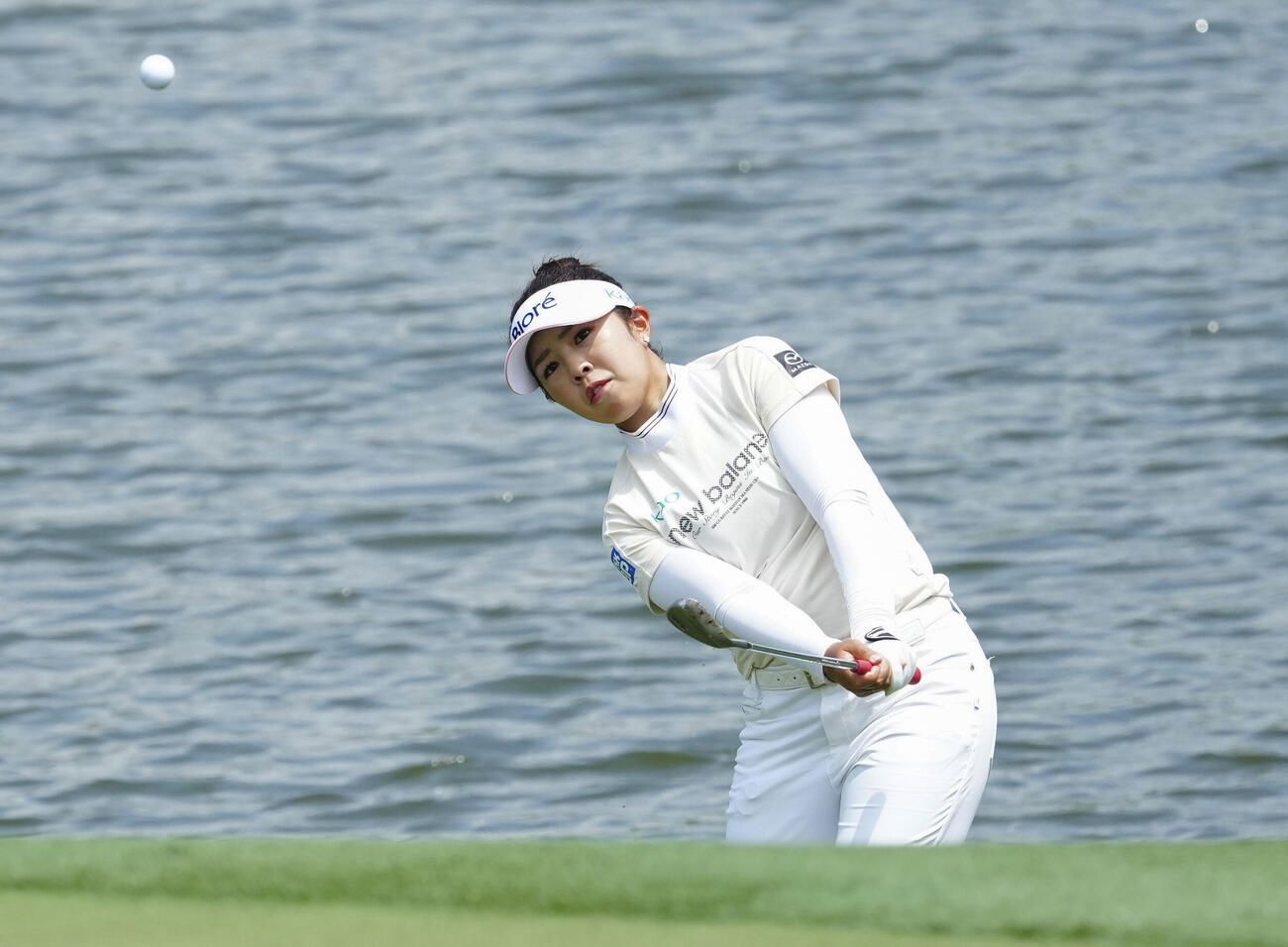 第3ラウンド、15番でアプローチショットを放つ山下美夢有。通算18アンダーで首位＝クアラルンプール・クラブ（共同）