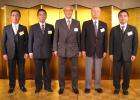 連盟功労者と記念撮影する竹田恆正ＫＧＡ理事長（中央）