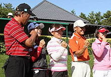 フェニックスチャレンジのスタート前、左から青木、横峯、有村、丸山、諸見里