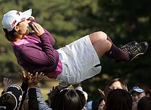 メジャー初優勝を飾り仲間に胴上げされる古閑（撮影・梅根麻紀）