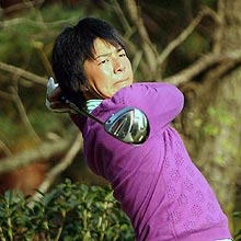新しいドライバーを試す石川遼(撮影・たえ見朱実)