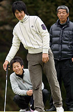 加藤キャディー（左）、父勝美さんとともにラインを読む石川遼