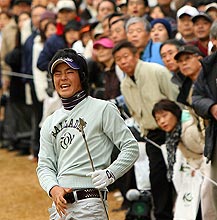 4番、左ラフから第2打を放った石川遼はミスショットにしまった、という表情
