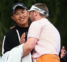 今大会優勝を飾ったＢ・ジョーンズ(右)と賞金王になった谷口