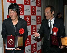 流行語大賞で年間大賞を受賞した石川遼(左)と東国原英夫宮崎県知事