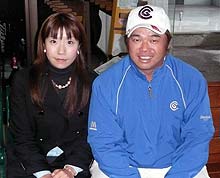 婚約者の河中香織さんとともに笑顔を見せる佐藤えいち