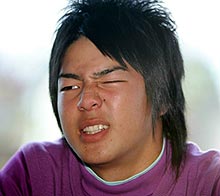 会見でスコアを聞かれ、しかめっ面を見せる石川