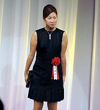 黒のドレスで登場した上田桃子は、ステージ上で照れまくる（撮影・栗山尚久）