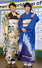 振り袖で会見に臨む佐伯三貴（左）と諸見里しのぶ