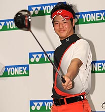 ヨネックスと用具使用契約を結び、新しいウエアでポーズをとる石川遼