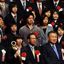 日本スポーツ大賞出席者たちの中央で、厳しい表情をみせる石川遼
