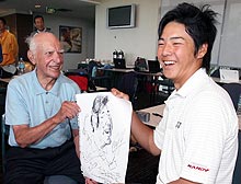 地元で有名なイラストレーターの描いた似顔絵に笑顔をみせる石川遼（右）