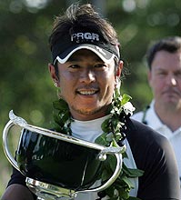 優勝した矢野東はカップを手に笑顔を見せる（撮影・築山幸雄）