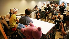 笑顔で会見する上田桃子だが、会見場に外国人とおぼしき記者は見られず…